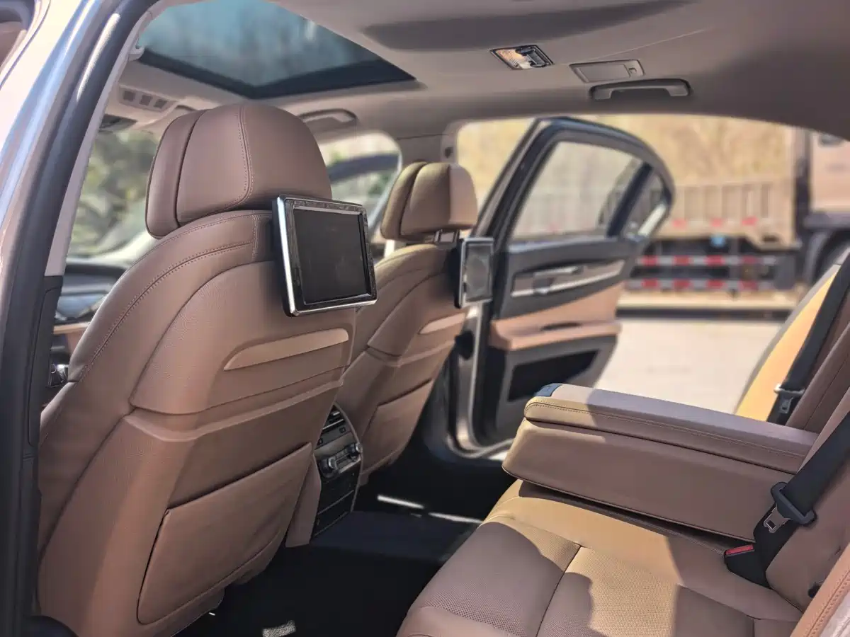BMW 7 Series 2013 Model 740Li Leading фото 13