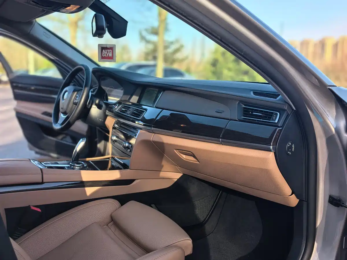 BMW 7 Series 2013 Model 740Li Leading фото 9