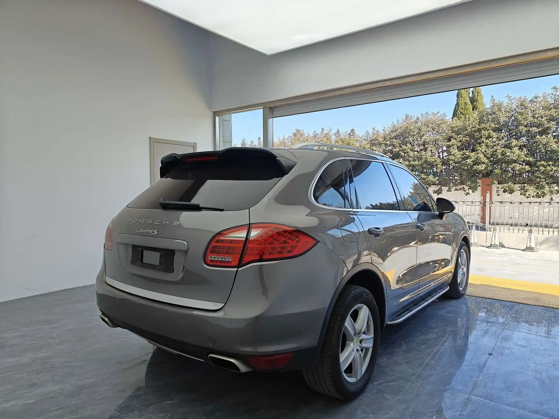 Photo 6 - Porsche Cayenne