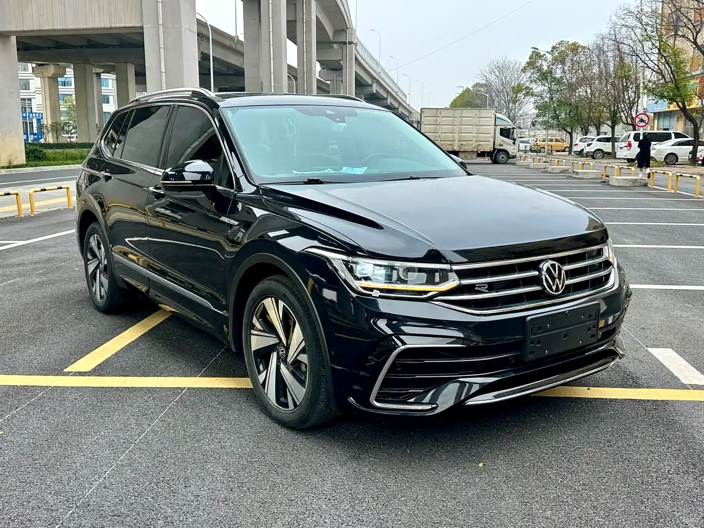 Volkswagen Tiguan L 2023 330TSI Auto 2WD R-Line Premium Edition фото 3