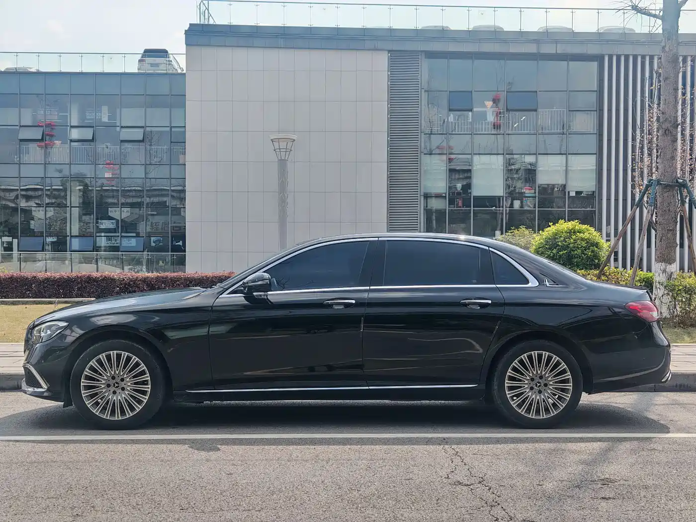 Mercedes-Benz E-Class 2023 E 300 L Luxury фото 3