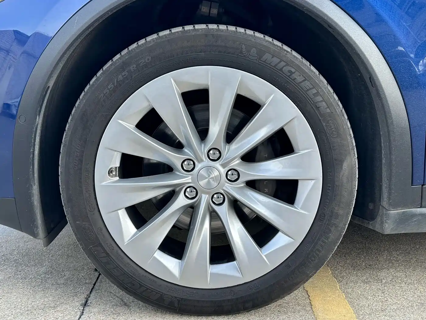 TESLA MODEL X