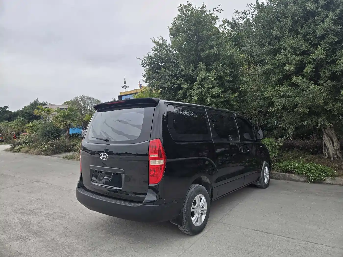 Hyundai H-1 Grand Starex 2013 2011 2.4L Luxury Edition