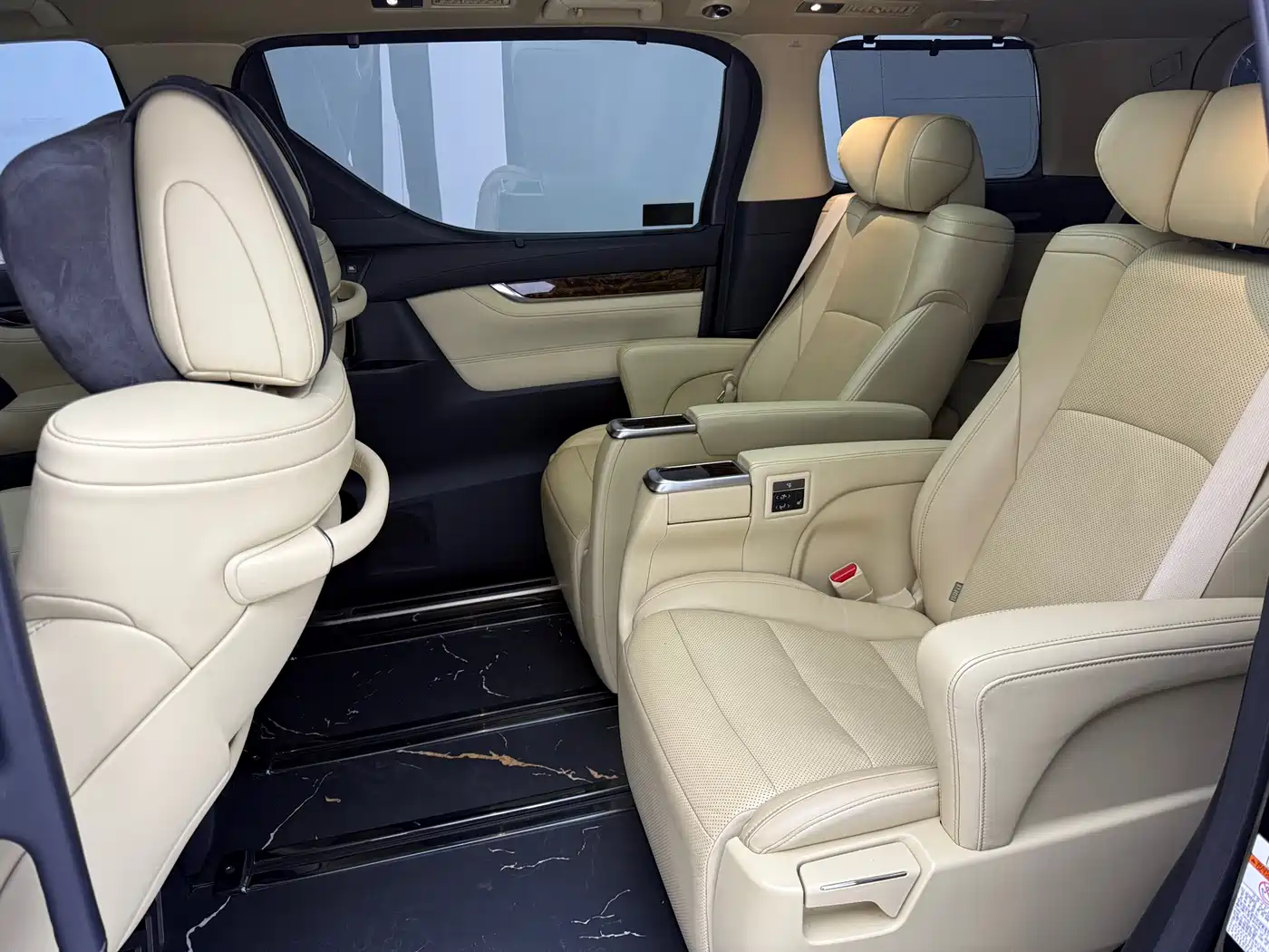 Toyota Alphard 2021 Hybrid 2.5L Luxury фото 14