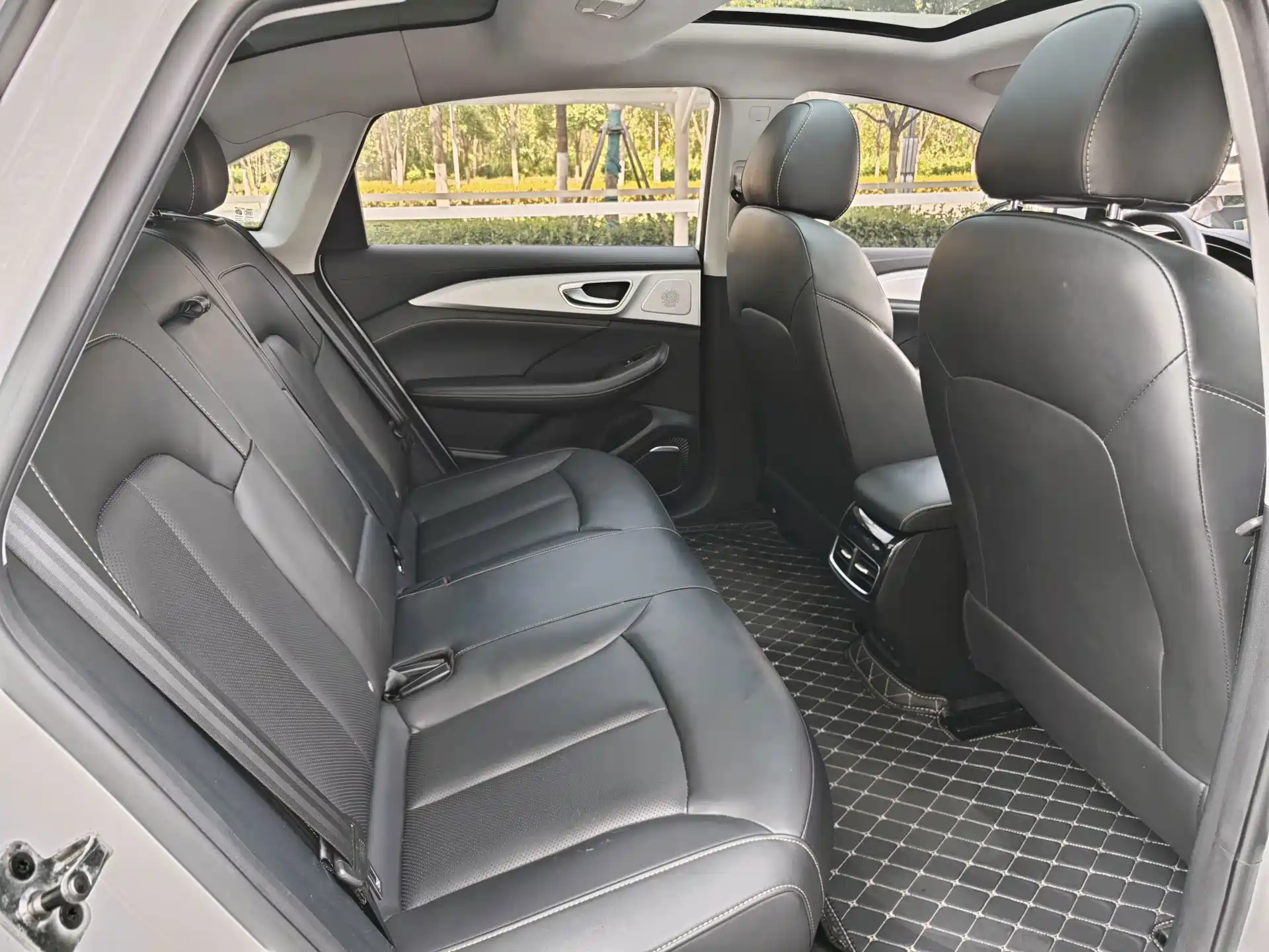 Фото 15 - Roewe i6 MAX EV