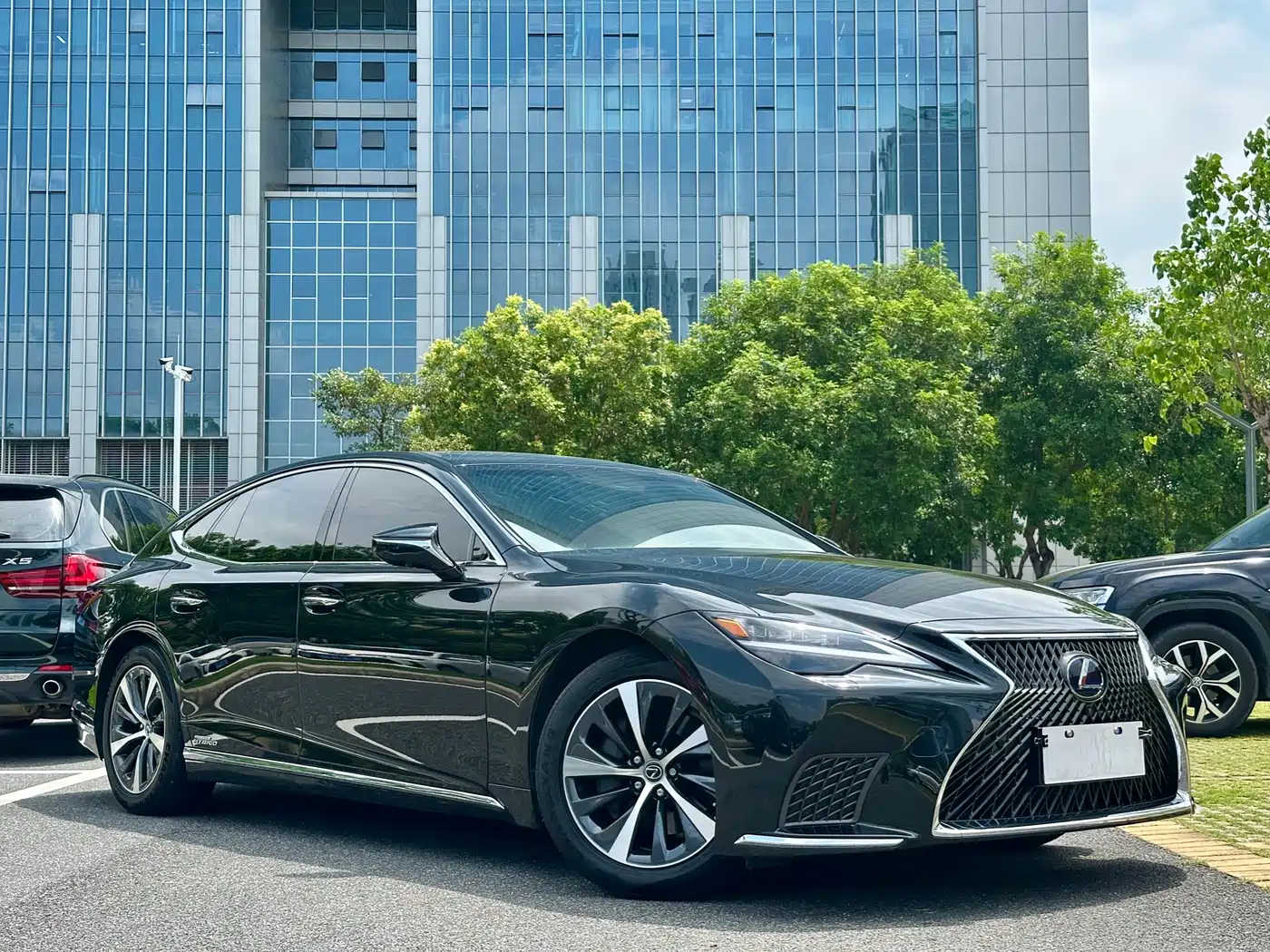 Lexus LS 2021 500h Premium Edition фото 3