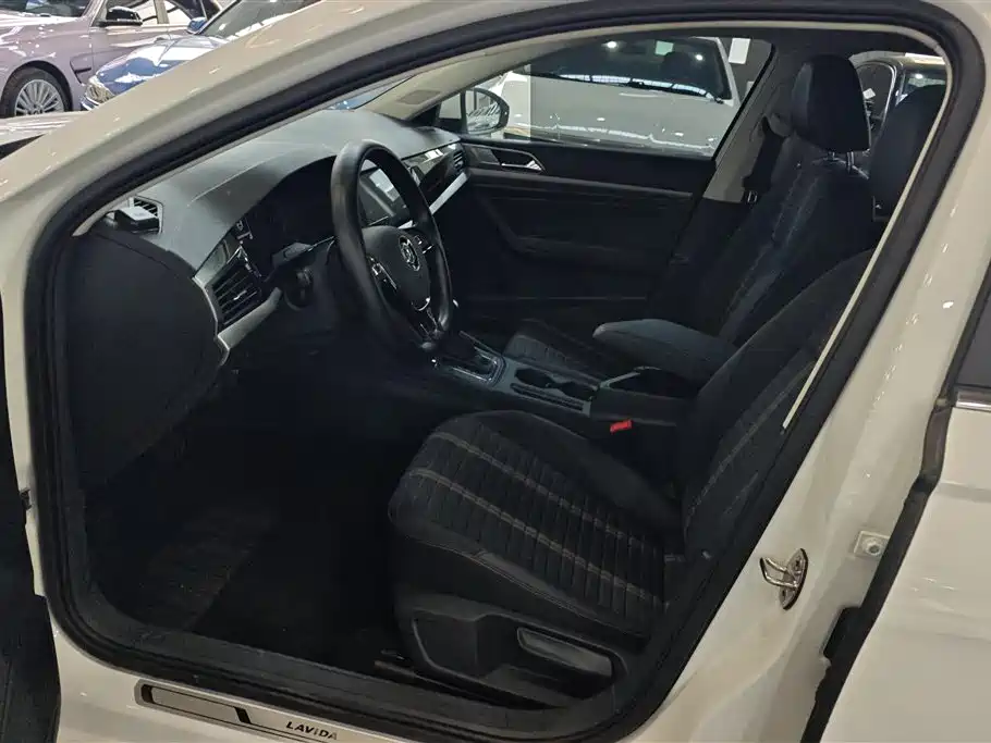 Volkswagen Lavida 2018 Hatchback 200TSI DSG Comfort Edition China V фото 9