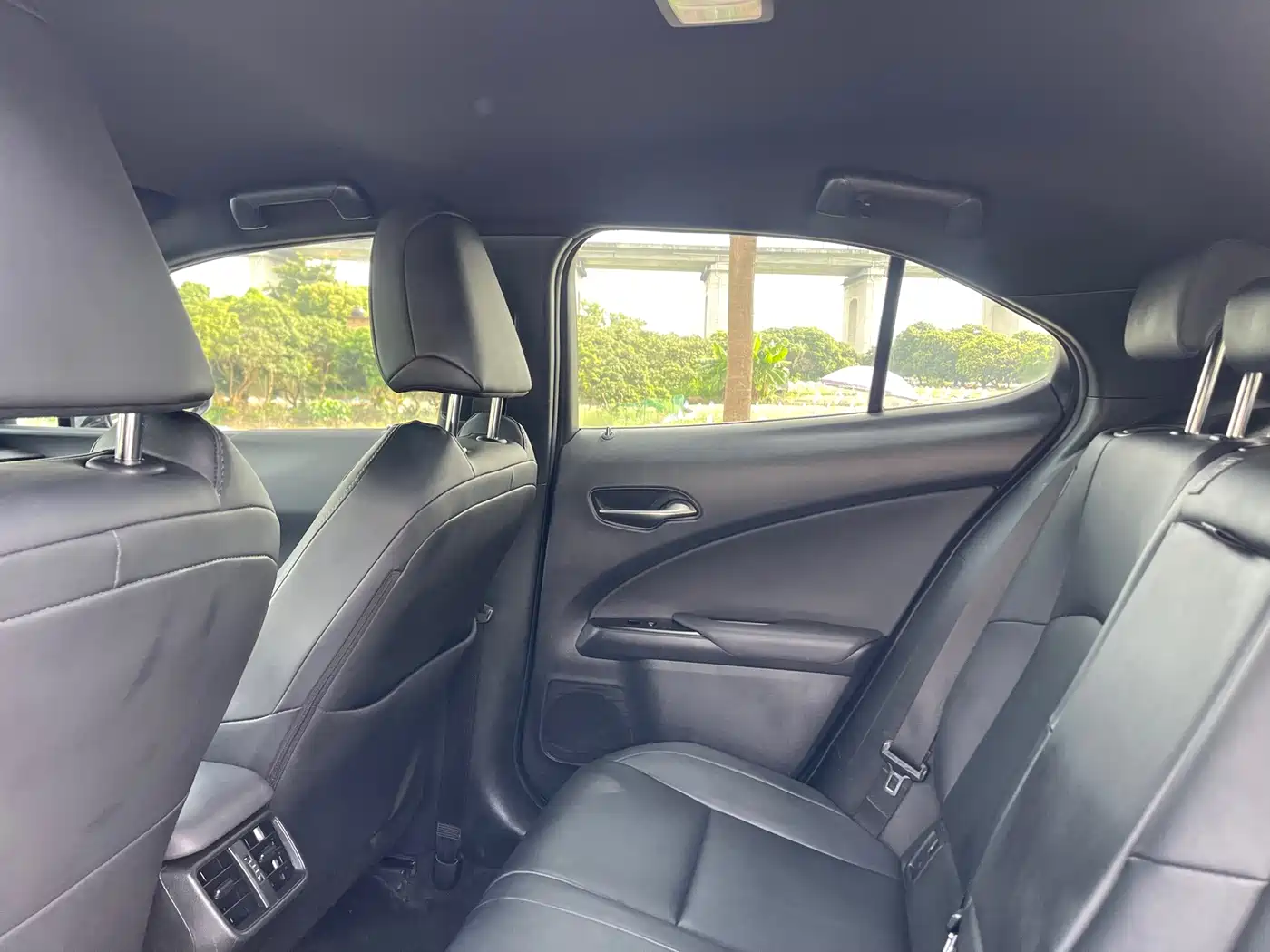 Фото 27 - Lexus UX