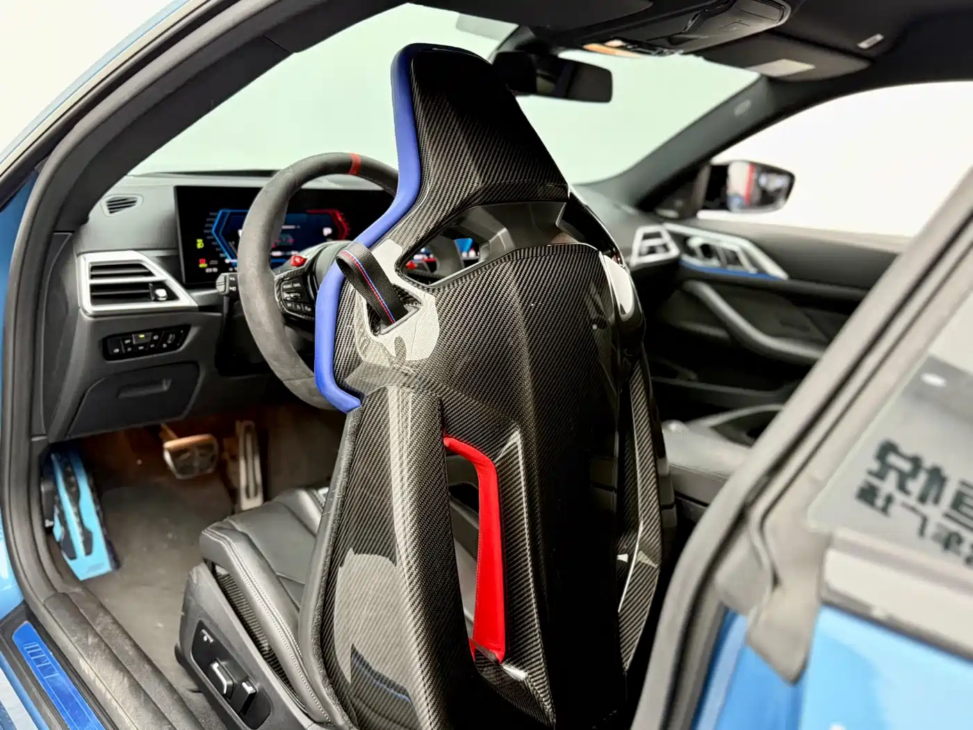 BMW M4 2024 BMW M4 Coupe M xDrive Competition фото 9