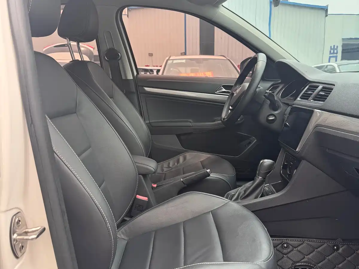 Volkswagen Lavida 2015 1.6L Automatic Comfort Edition фото 14