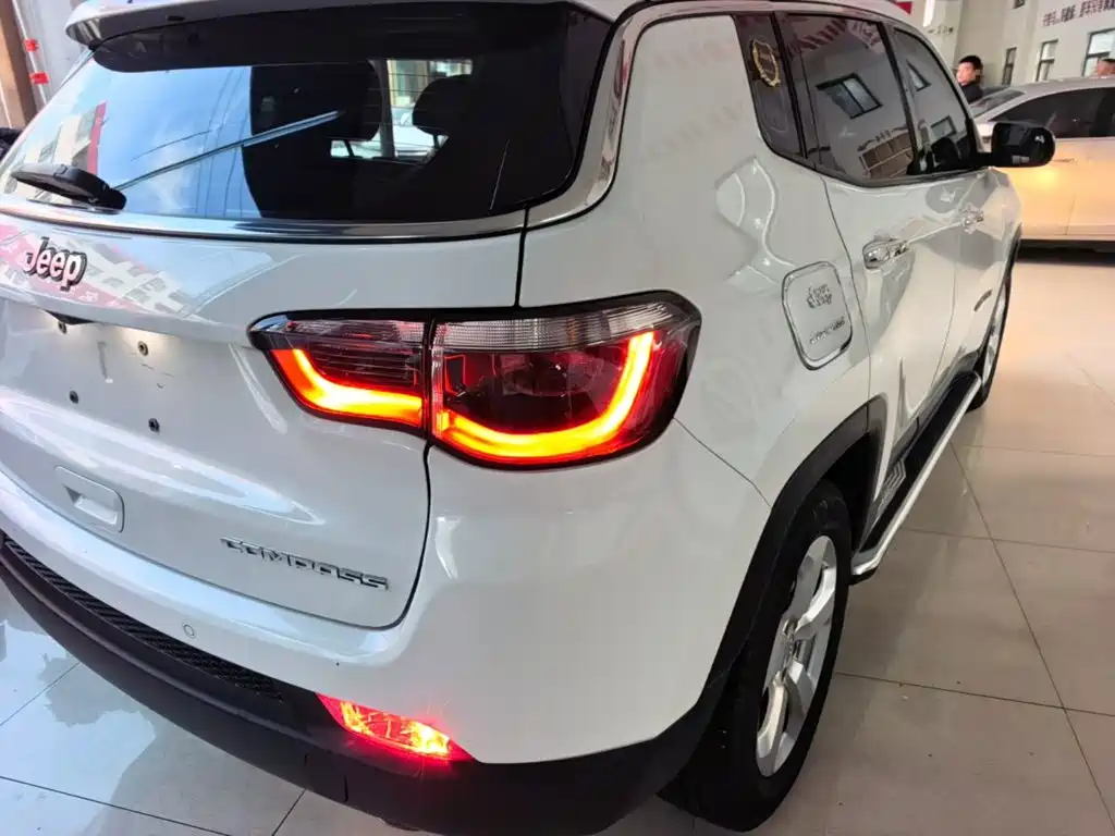 Фото 8 - Jeep Compass