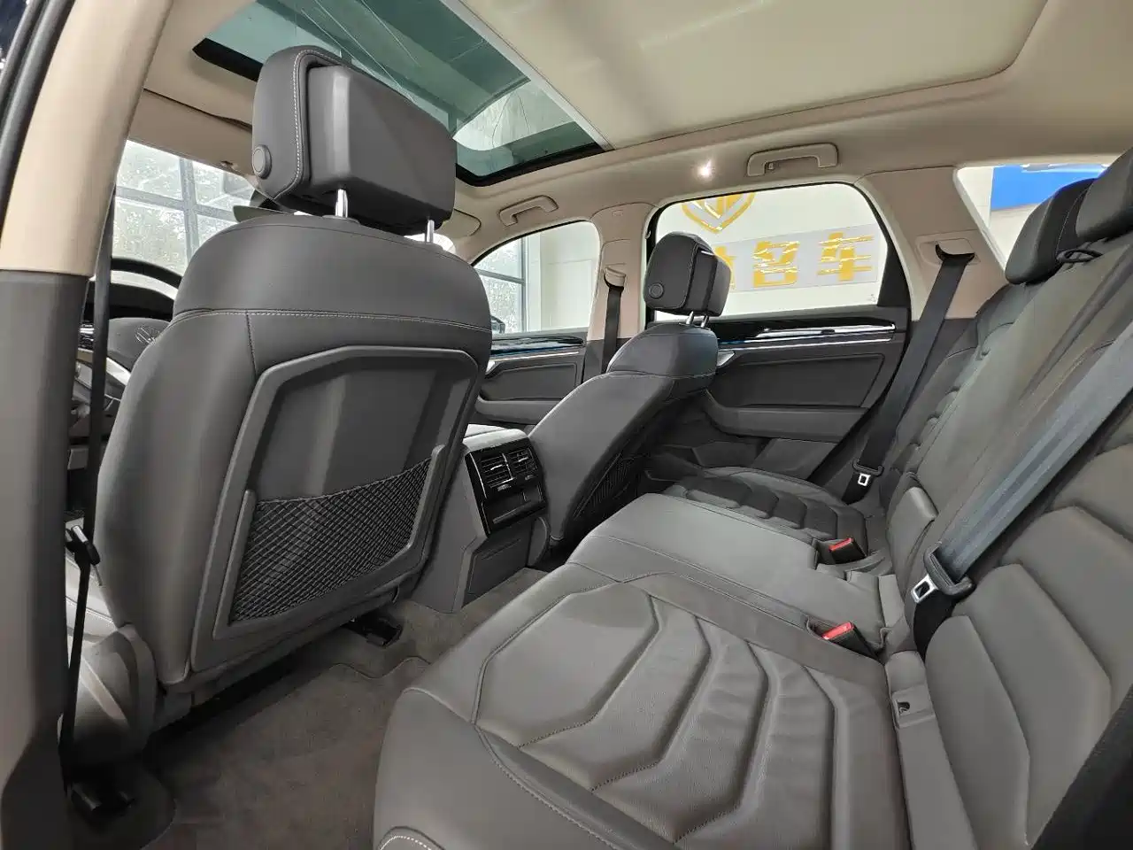Volkswagen Touareg 2021 3.0TSI Sharp Edition with Gloss Black Sports Package фото 12