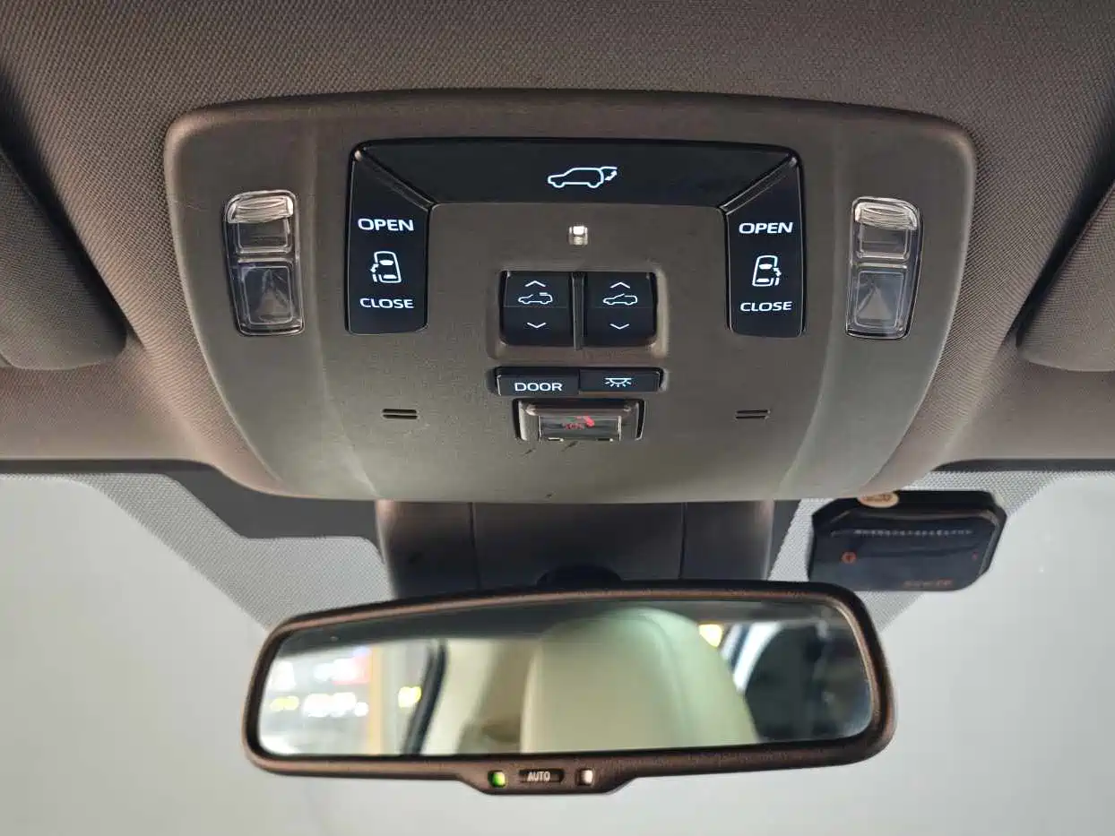 Toyota Sienna 2021 2.5L Hybrid Premium Edition фото 17