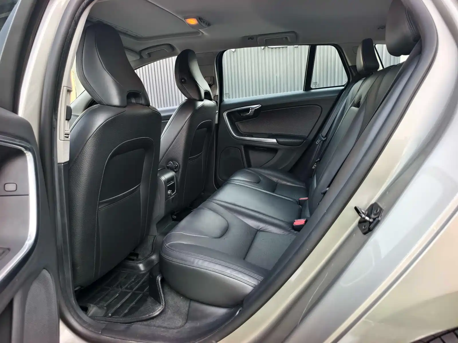 صورة 16 - Volvo V60