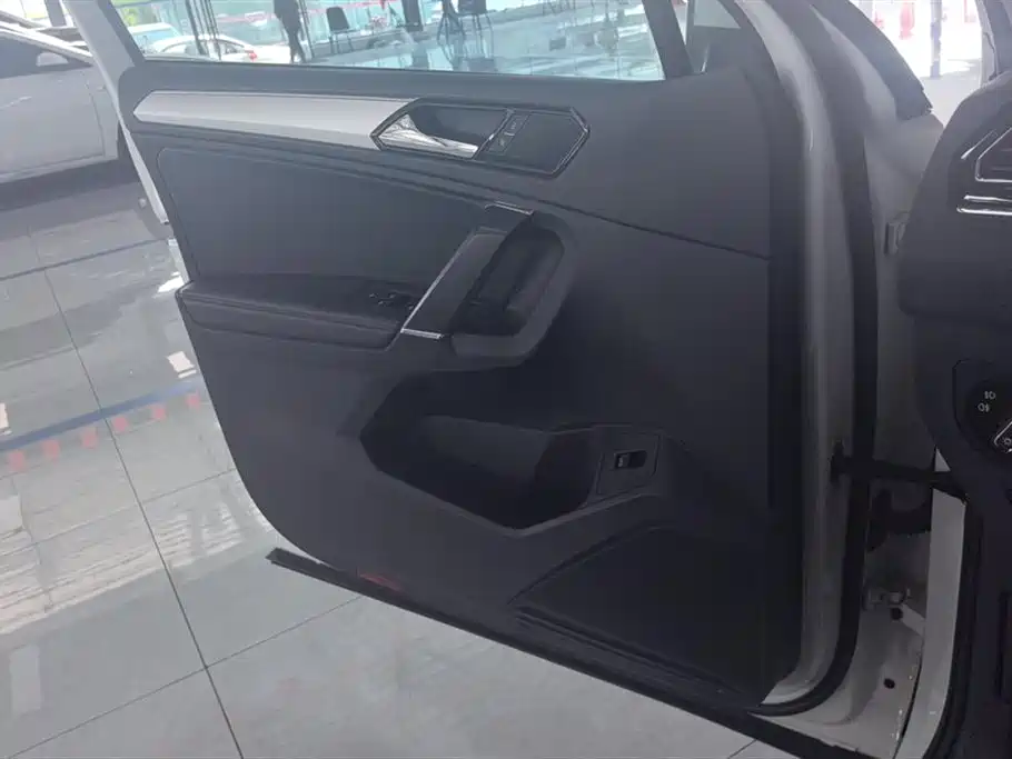 Volkswagen Tiguan L 2017 330TSI Automatic 2WD Luxury Edition фото 7