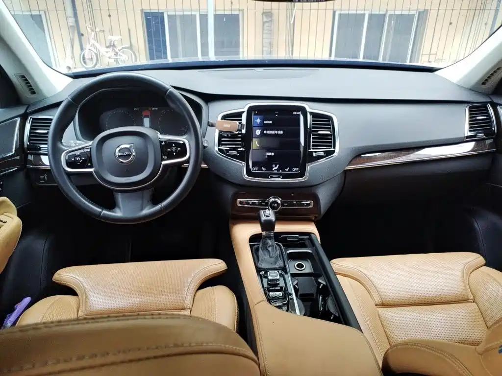 Фото 10 - Volvo XC90