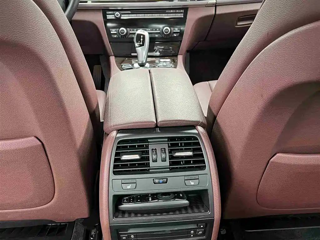 BMW 7 Series 2009 730Li Leading фото 9