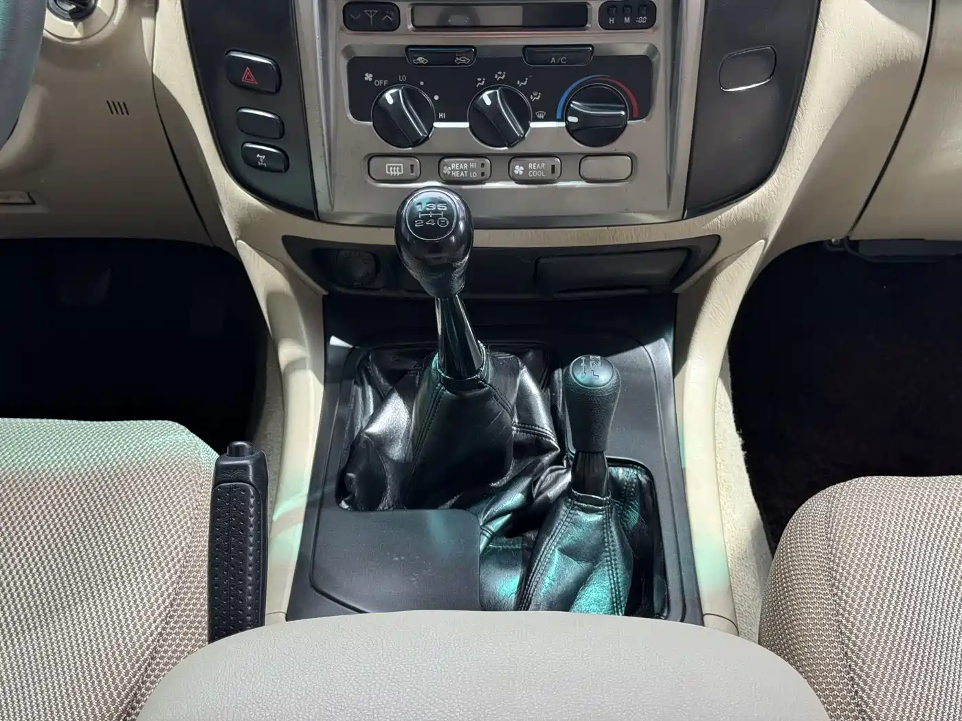 Toyota Land Cruiser 2005 Model 4.7L Automatic VX-R Luxury DVD Edition фото 17