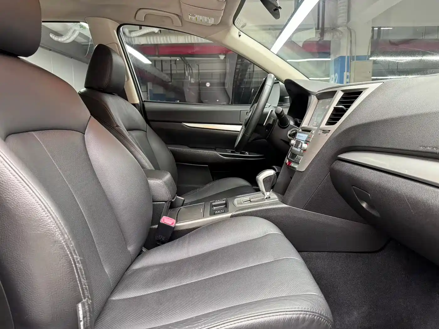 Subaru Legacy 2010 2.0i Luxury Wagon фото 7