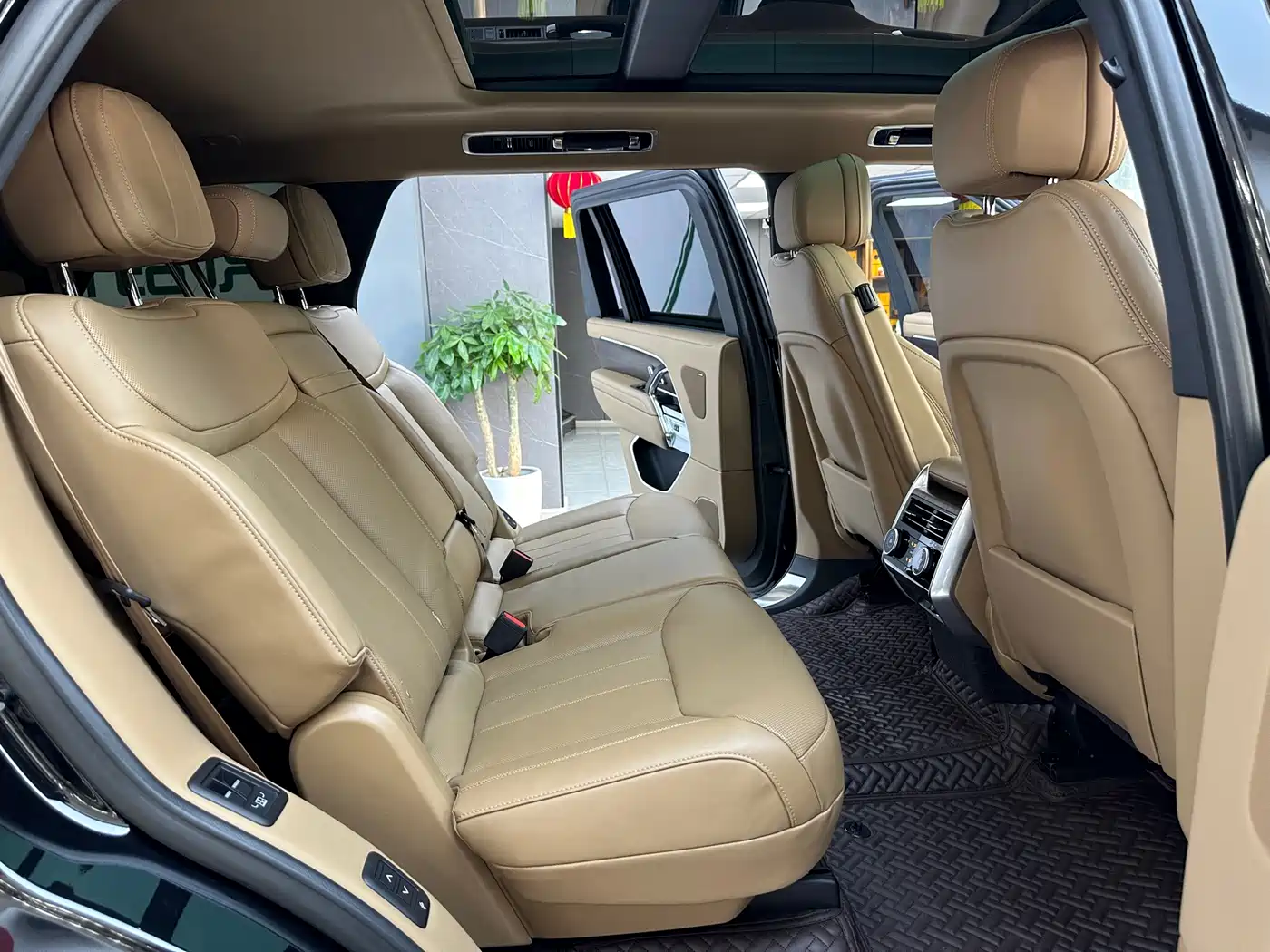 Land Rover Range Rover 2023 3.0 L6 400PS Golden Age 7-Seater Long Wheelbase фото 13