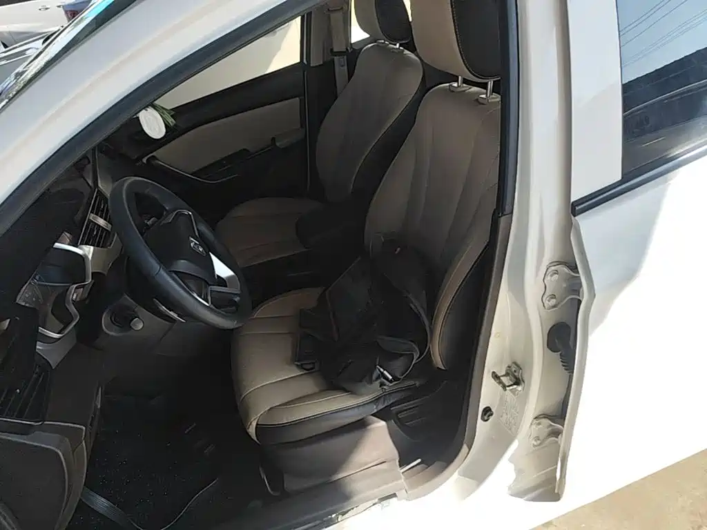 Photo 15 - Baojun 310W