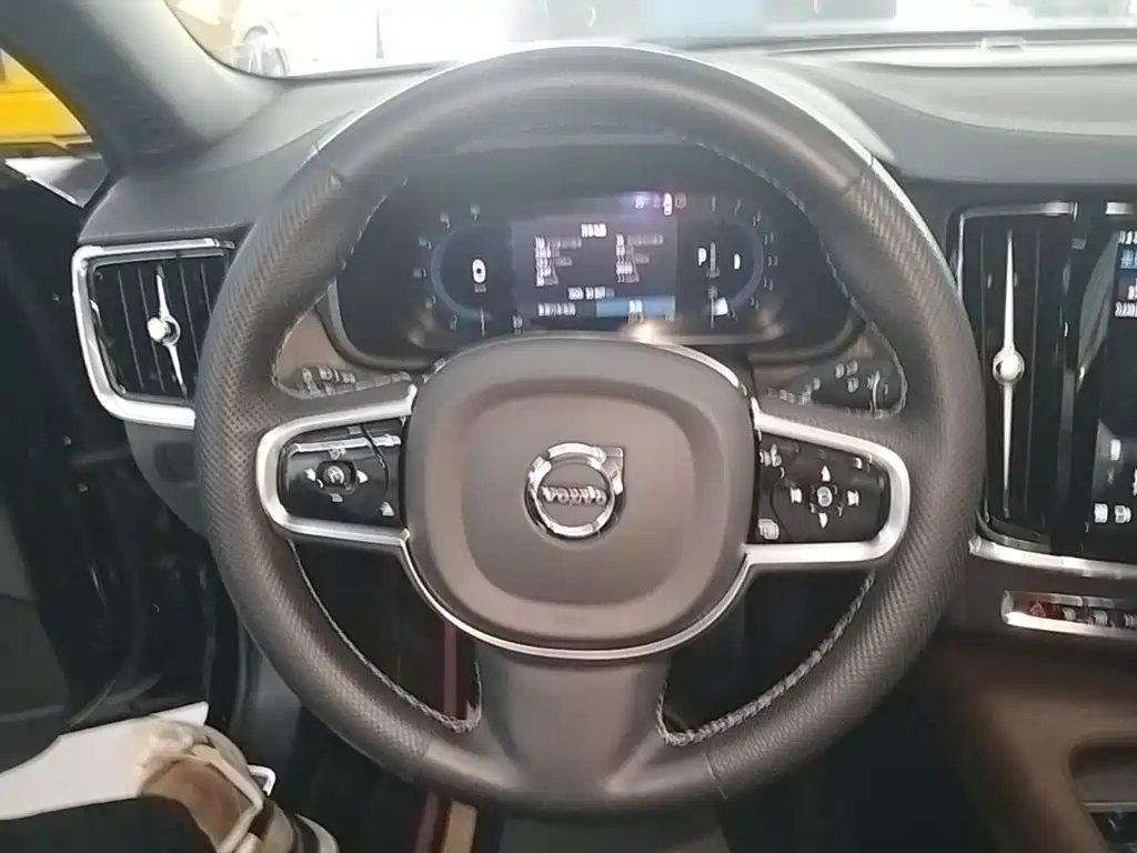 Фото 11 - Volvo S90