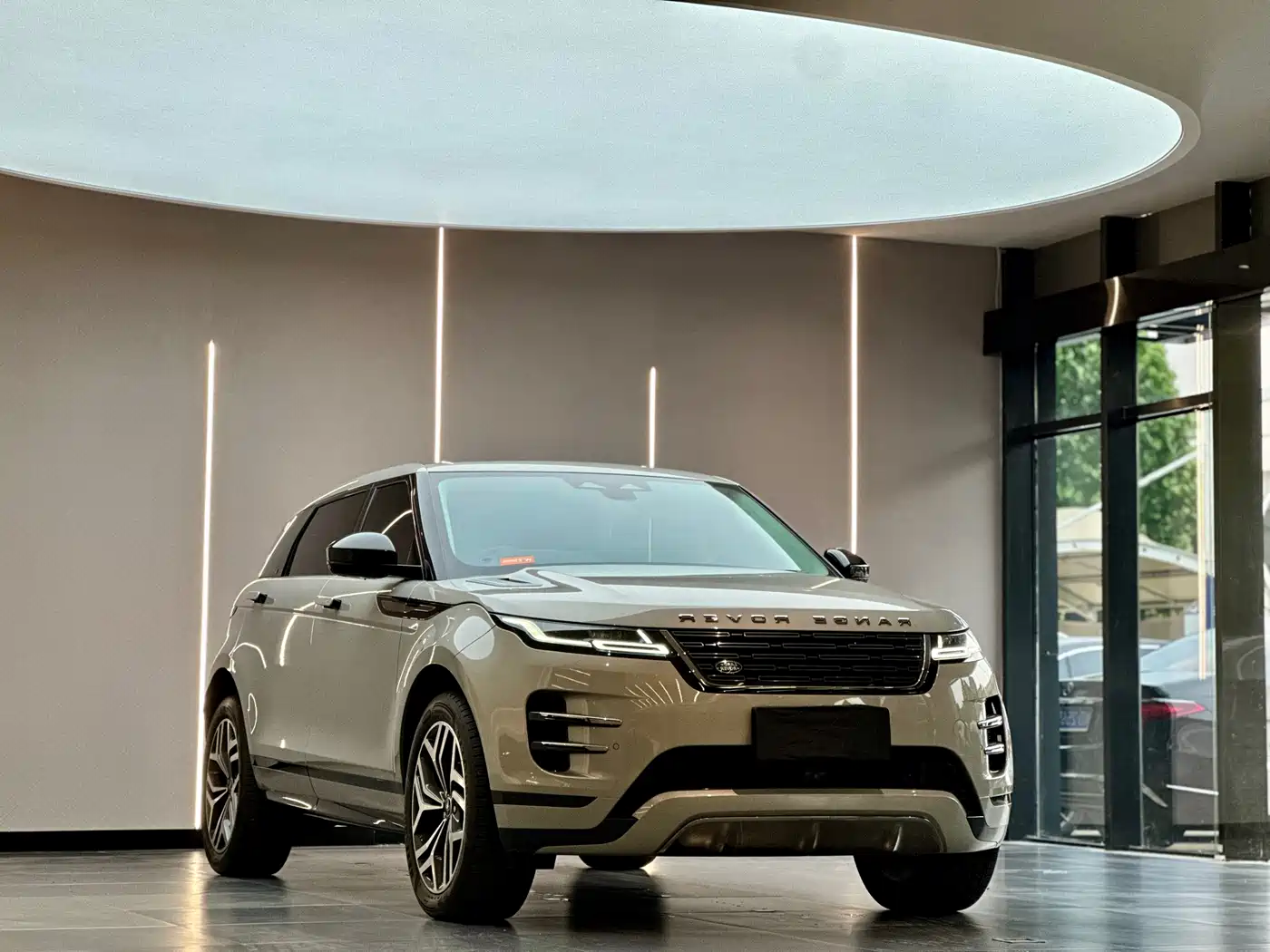 Land Rover Range Rover Evoque 2024 Range Rover Evoque L 249PS Light Master Edition фото 3