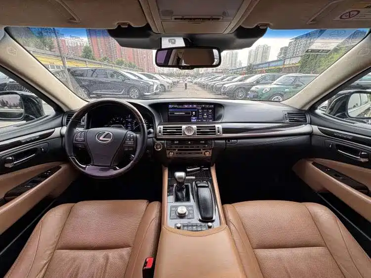 Фото 3 - Lexus LS