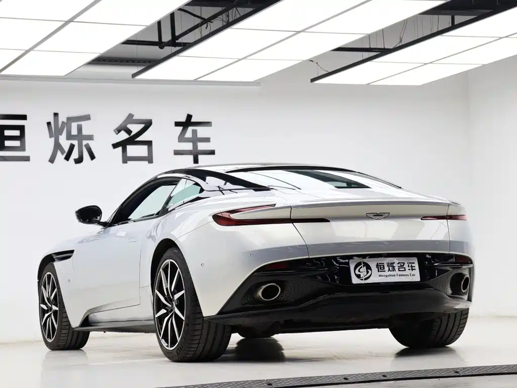 Фото 25 - Aston Martin DB11