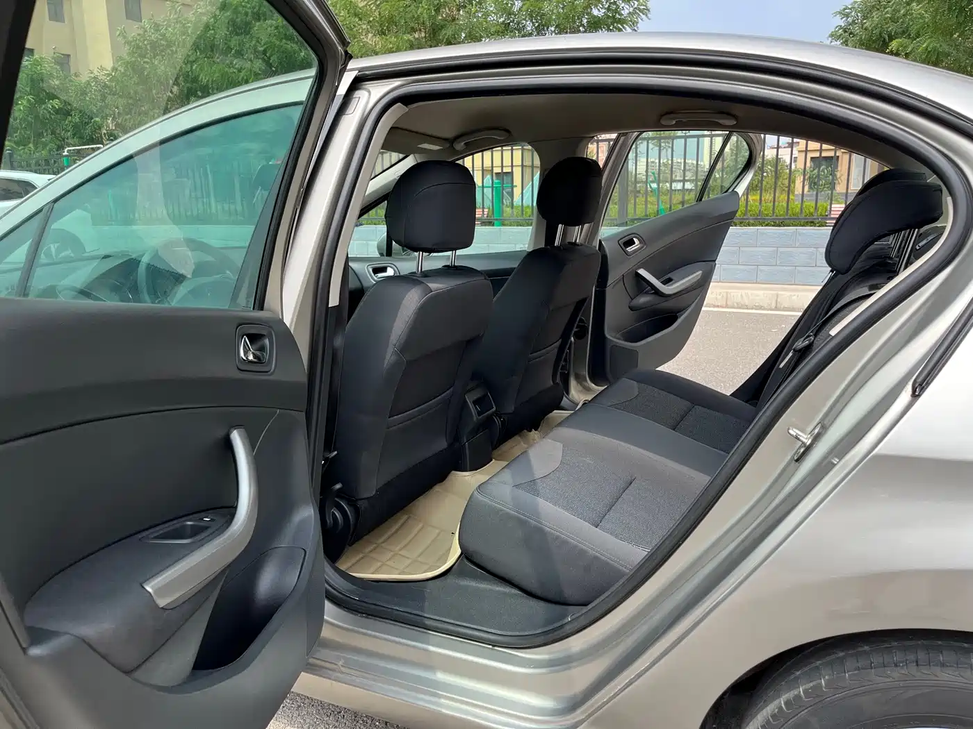 Peugeot 408 2012 2011 1.6L Manual Comfort Edition