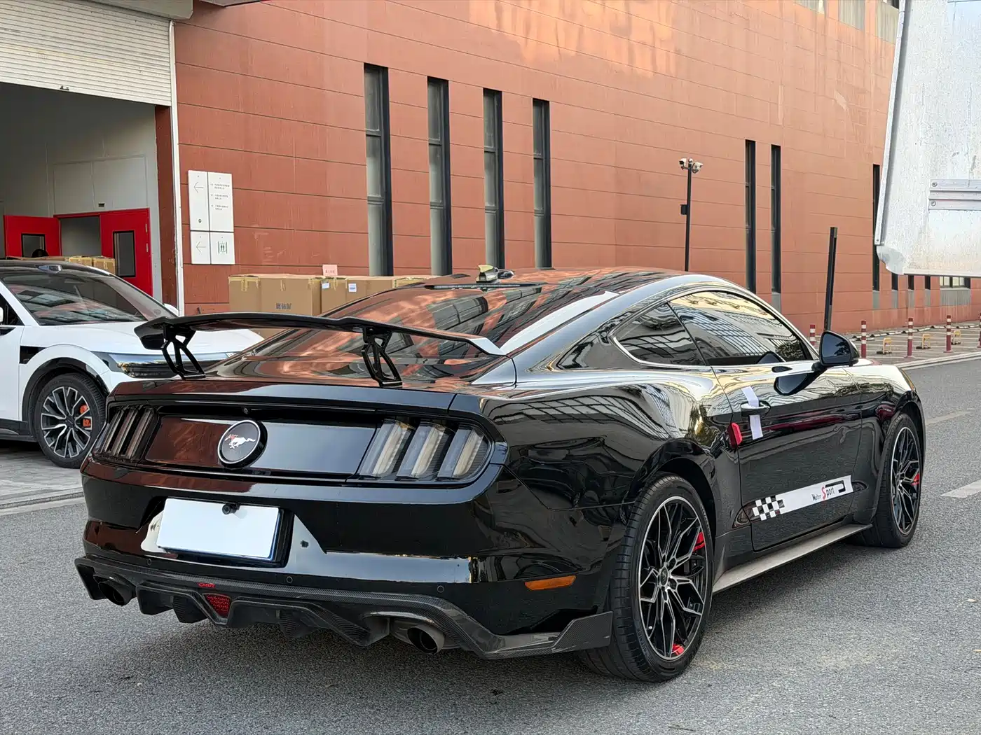 Ford Mustang 2017 2.3T Performance Edition фото 17