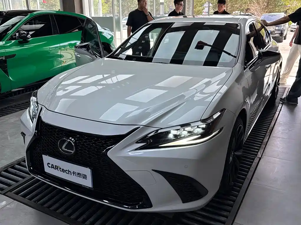 Lexus ES 2023 200 Excellence Edition фото 2