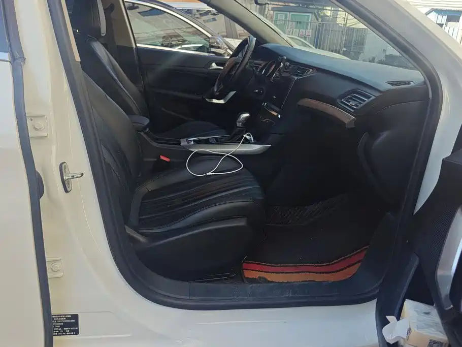 Photo 8 - Peugeot 408