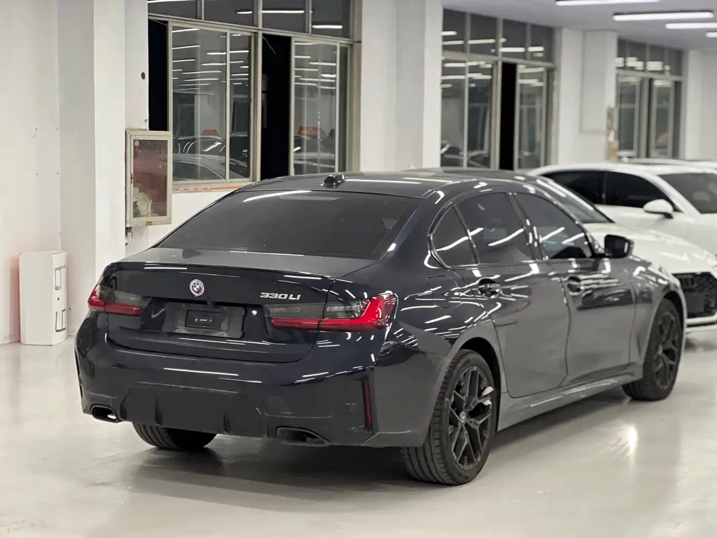 BMW 3 Series 2025 330Li Premium M Sport Night Edition фото 9