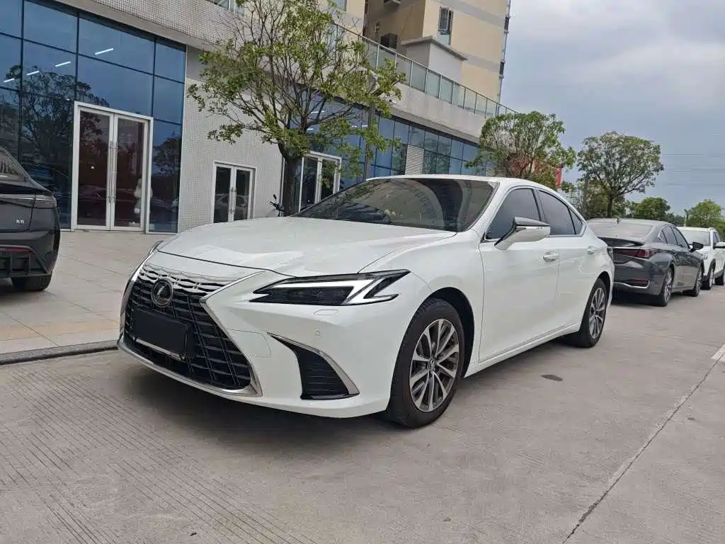 Lexus ES 2026 2025 200 Ultimate Edition