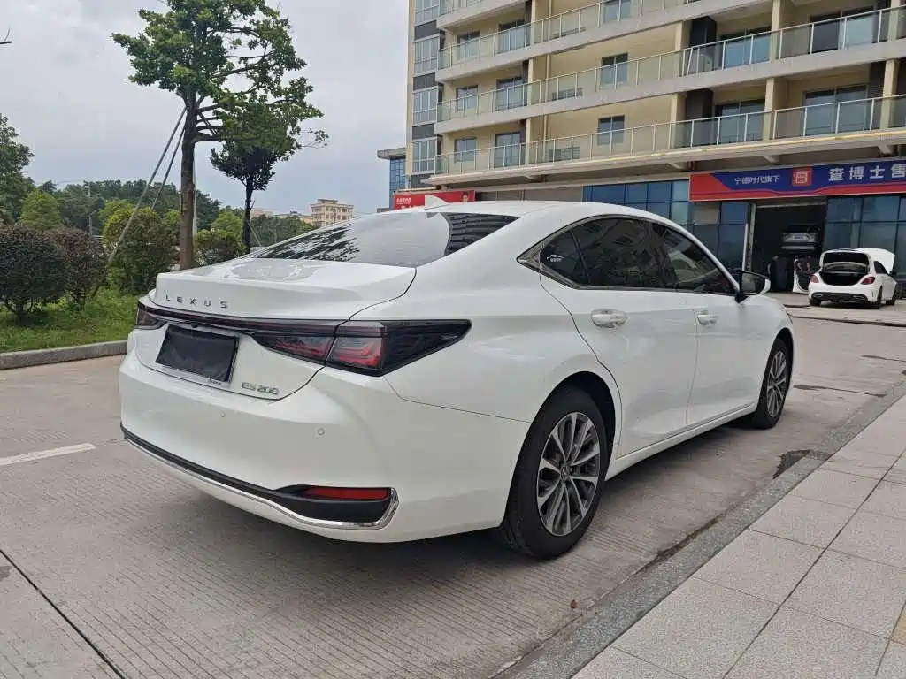 Lexus ES 2026 2025 200 Ultimate Edition