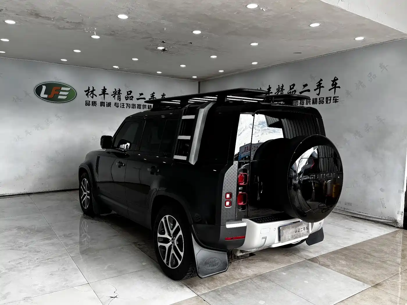 Land Rover Defender 2023 Model 110 3.0T P400 Dark Special Edition фото 7