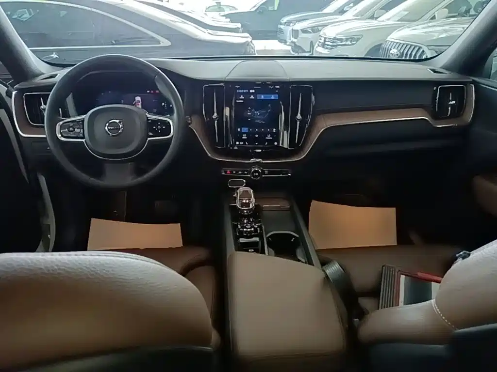 Фото 10 - Volvo XC60