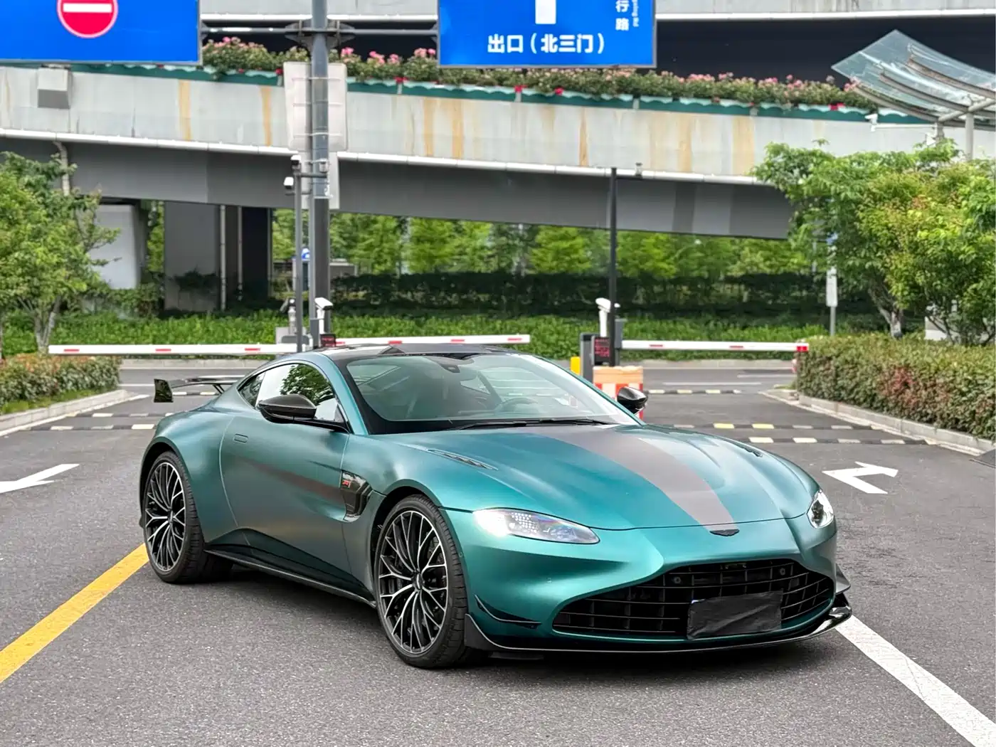 Aston Martin V8 Vantage 2022 4.0T V8 F1 Edition Coupe фото 2