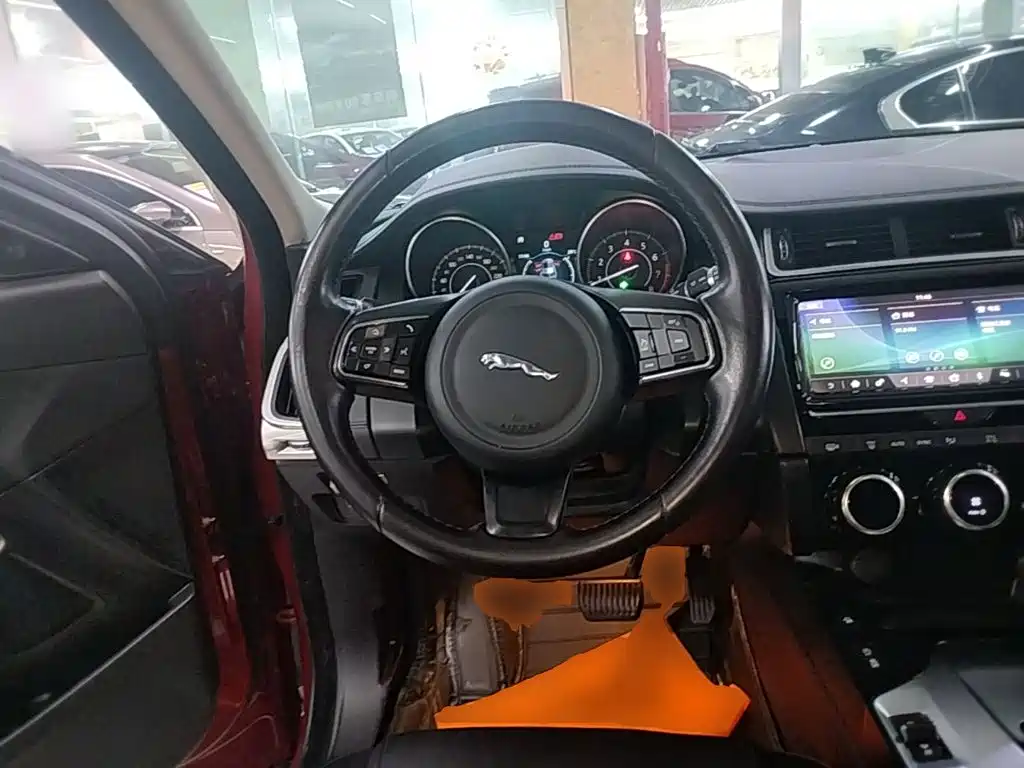 Фото 11 - Jaguar E-PACE