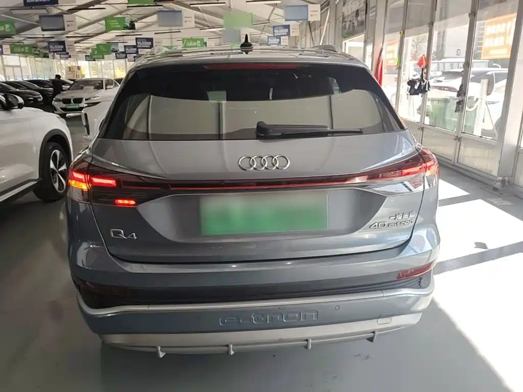 Photo 6 - Audi Q4 e-tron