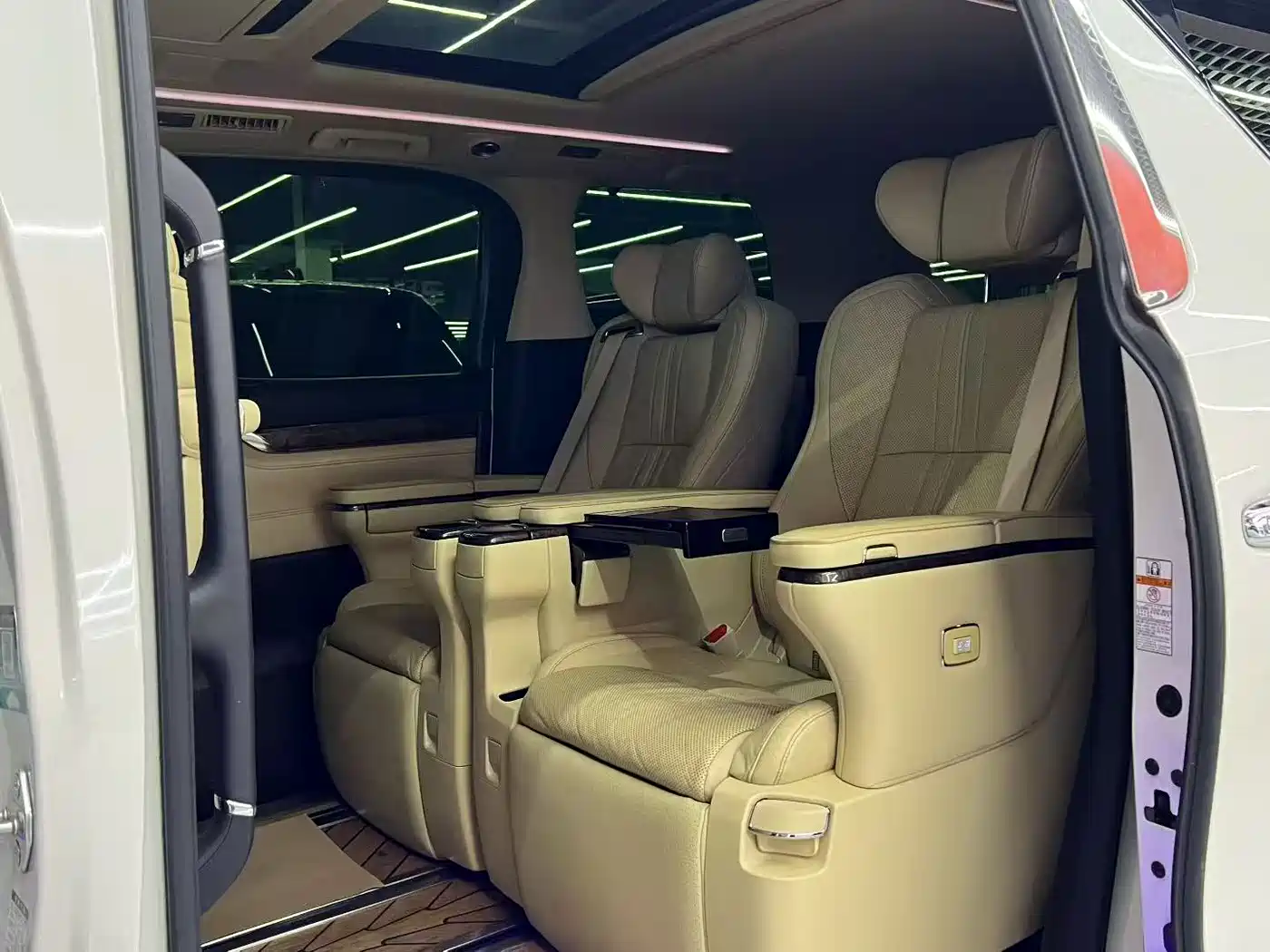 Toyota Alphard 2020 Hybrid 2.5L Premium Edition фото 6