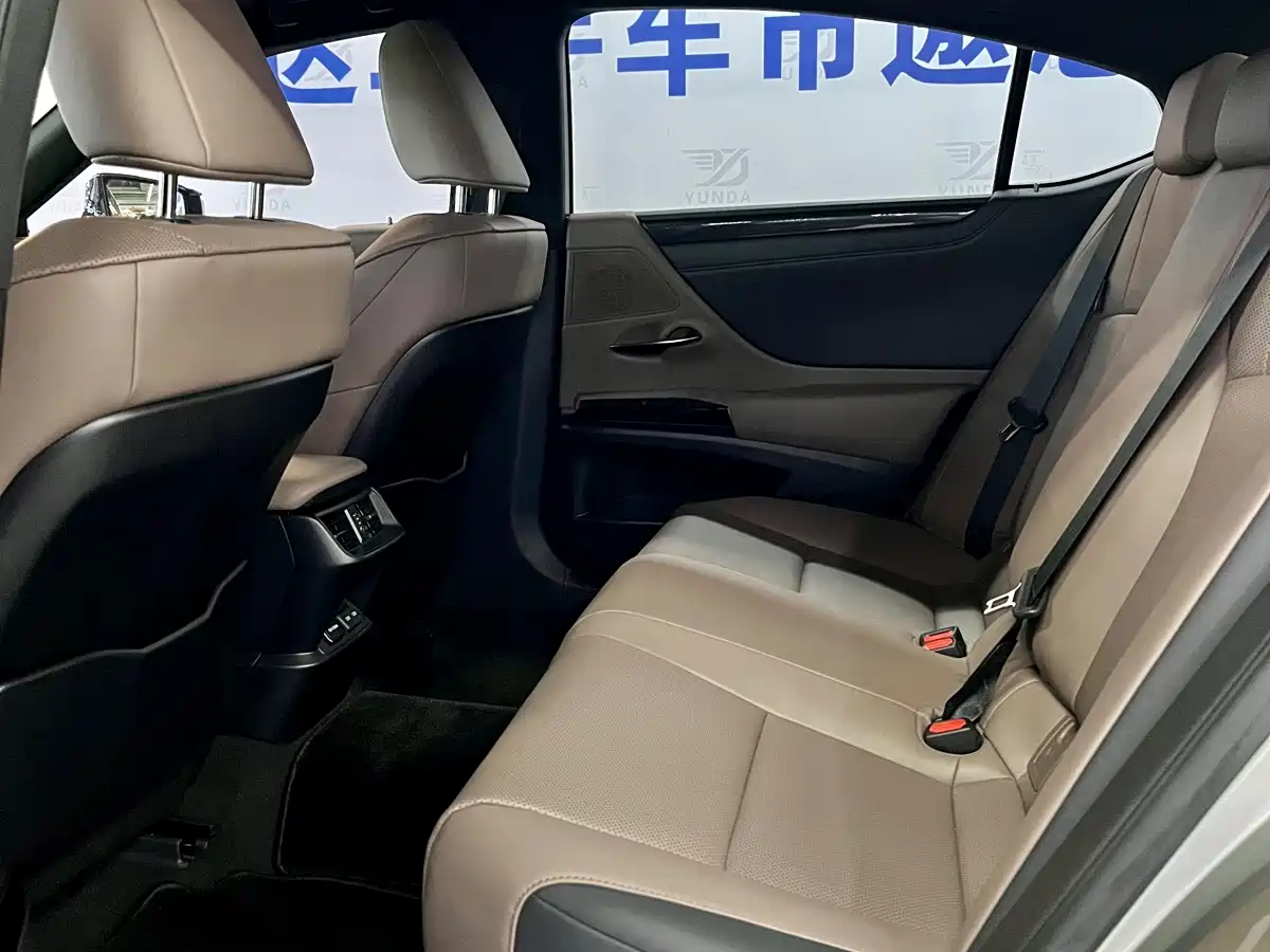 Lexus ES 2023 200 Excellence Edition фото 10