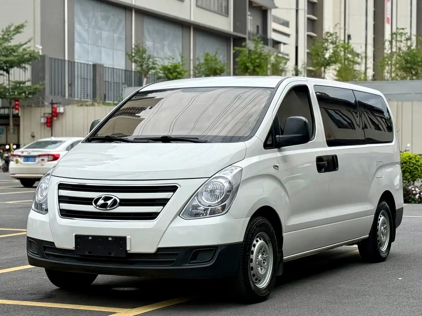 Hyundai H-1 Grand Starex 2011 2.4L Comfort Edition