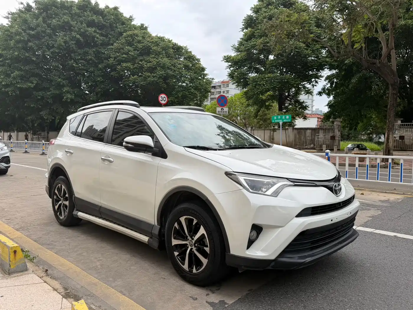 Toyota RAV4 Rongfang 2016 2.0L CVT 2WD Trend (China V) фото 3