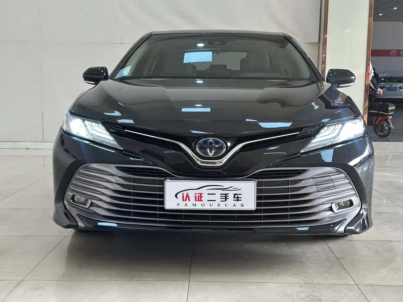 Toyota Camry 2018 Hybrid 2.5HG Luxury Edition фото 2