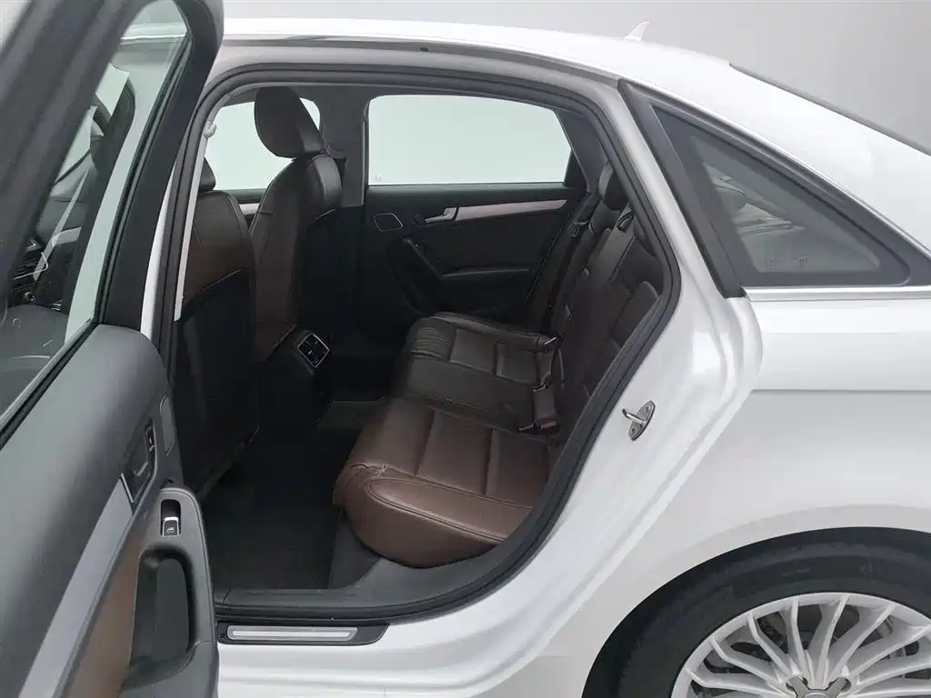 Фото 15 - Audi A4L