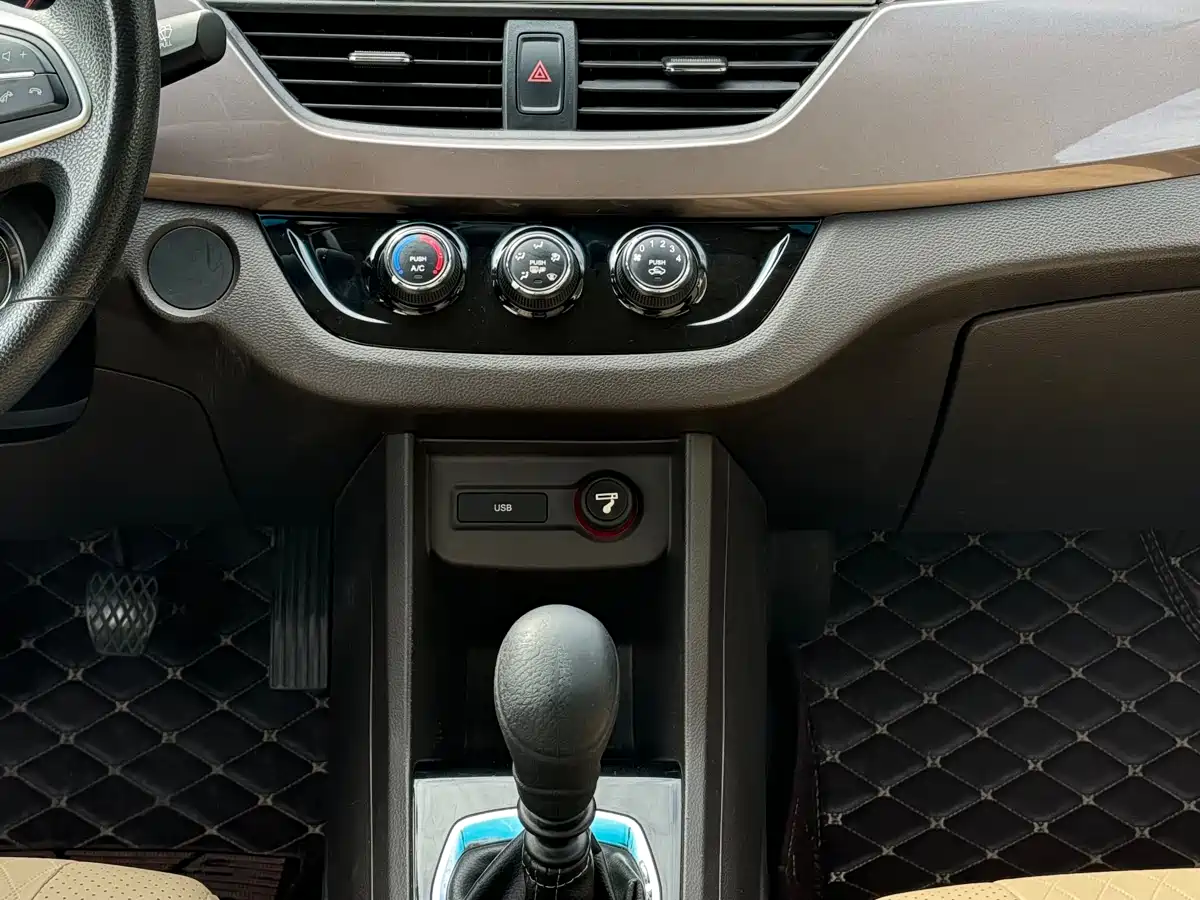 Baojun 310W 2018 2017 1.5L Manual Fashion Edition (China V)