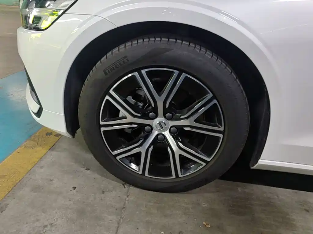 Volvo S60 2026 2025 B4 Smart Luxury Edition