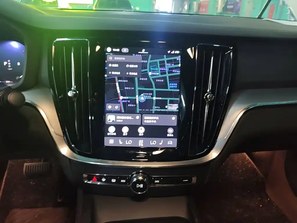 Volvo S60 2026 2025 B4 Smart Luxury Edition